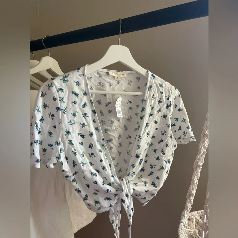 L.A heart’s floral wrap shirt - Picture 1 of 2